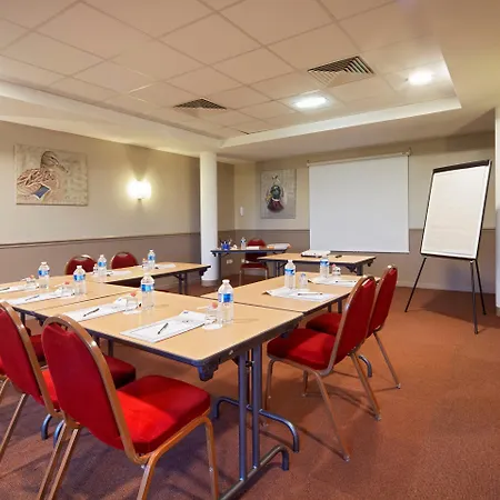 Hotel Campanile Val De France 3*