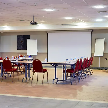 Hotel Campanile Val De France