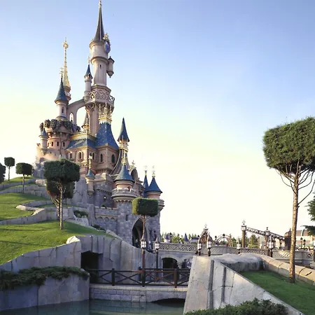 Hotel Campanile Val De France