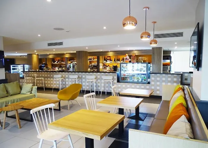 Hotel Campanile Val De France 3*