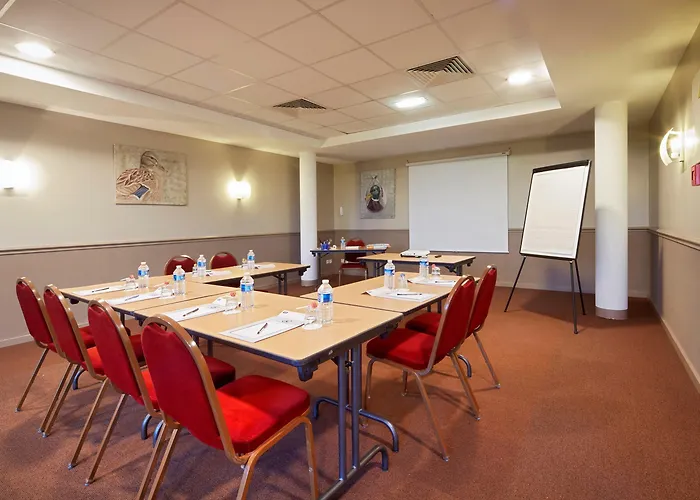 Hotel Campanile Val De France 3*