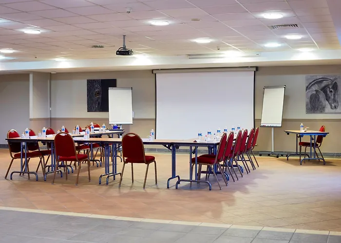 Hotel Campanile Val De France