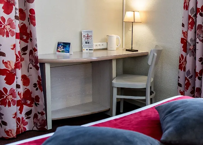 Campanile Val De France 3*