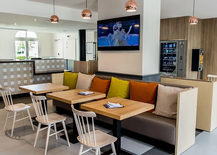 Campanile Val De France Hotel 3*