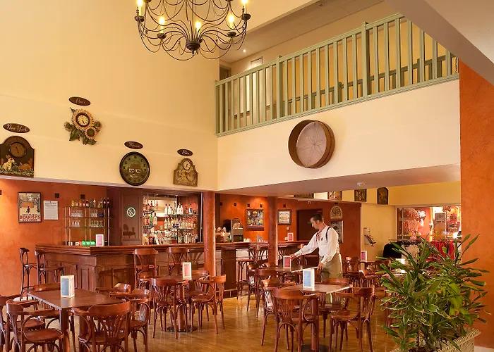 Campanile Val De France 3*