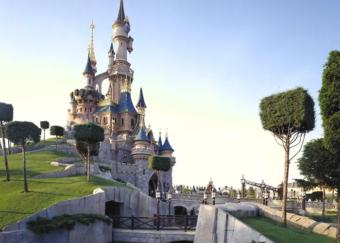 Hotel Campanile Val De France