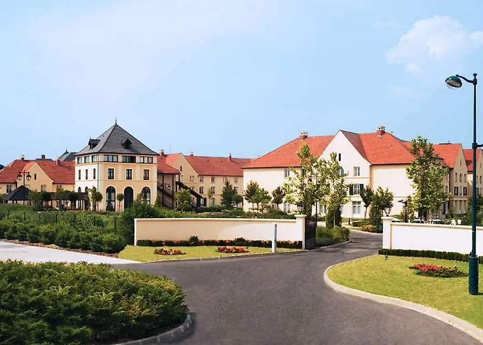 Hotel Campanile Val De France 3*