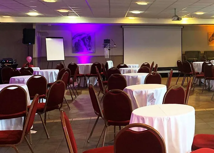 Hotel Campanile Val De France 3*