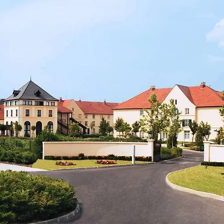 Hotel Campanile Val De France 3*